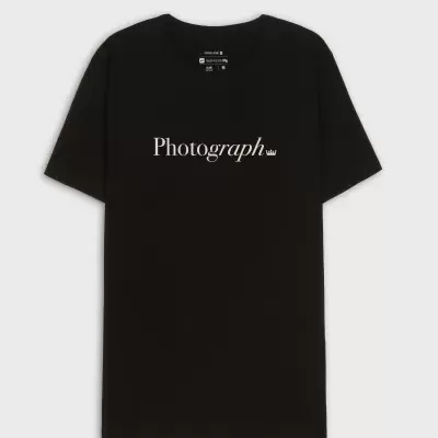 T-shirt preta com texto 'Photograph bw' em branco ao centro