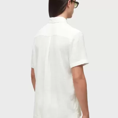 Camisa branca de manga curta vista de costas com textura subtil