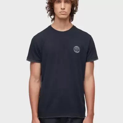 T-shirt preta básica com logótipo branco no peito em modelo masculino