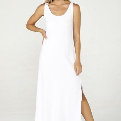 Vestido comprido branco com alças largas e fenda lateral