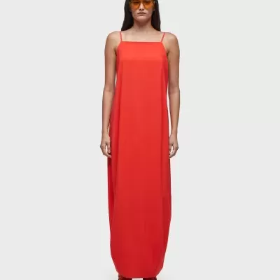 Vestido longo vermelho e ténis cinza com detalhes vermelhos