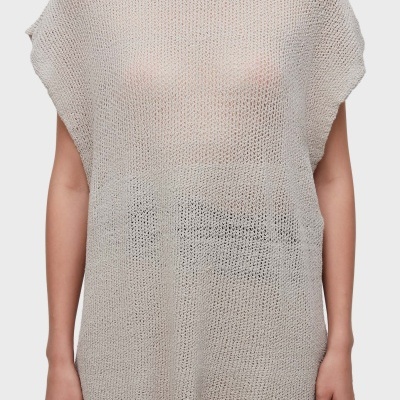 Camisola feminina de malha aberta bege claro com gola redonda e mangas curtas largas