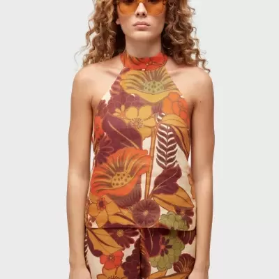 Conjunto feminino top e calções com padrão floral vintage e óculos de sol laranja