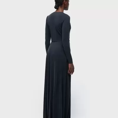 Vestido longo preto de mangas compridas visto de costas