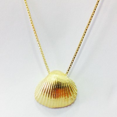Colar dourado com pendente em forma de concha