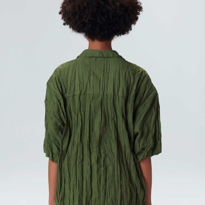Camisa ou vestido verde de tecido enrugado com mangas curtas vista de costas