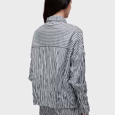 Camisa feminina riscada preta e branca vista de costas