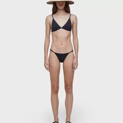 Biquíni feminino preto com chapéu de ráfia e sandálias pretas