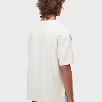 T-shirt branca de manga curta vista de costas com calções castanhos desgastados