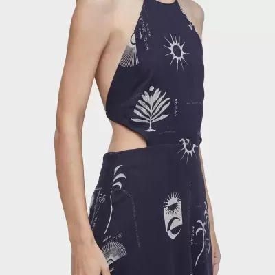 Vestido azul escuro com estampados brancos e recortes laterais