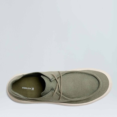 Ténis verde-acinzentado Osklen com sola branca e atacadores finos visto de cima