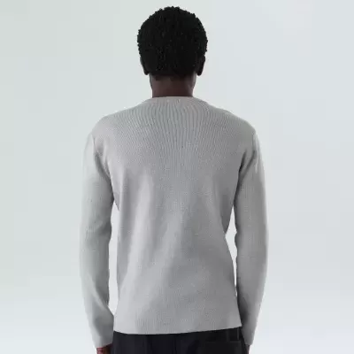 Camisola cinzenta de malha de manga comprida vista de costas