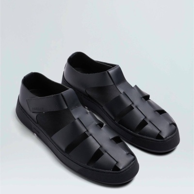 Sandálias de couro pretas com tiras largas e sola preta