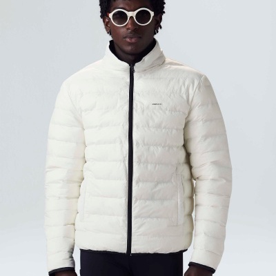 Casaco acolchoado branco de homem com fecho zip preto e gola alta