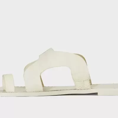 Sandália branca de pele com tira larga e sola fina