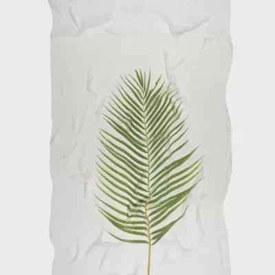 Toalha branca com estampa de folha verde longa e fina com nervuras.