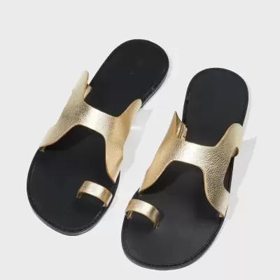 Chinelos pretos com tiras douradas