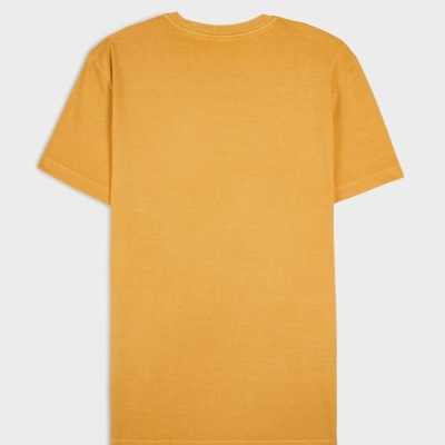 T-shirt amarelo mostarda vista de costas