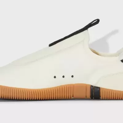 Tênis branco com sola castanha e detalhes pretos