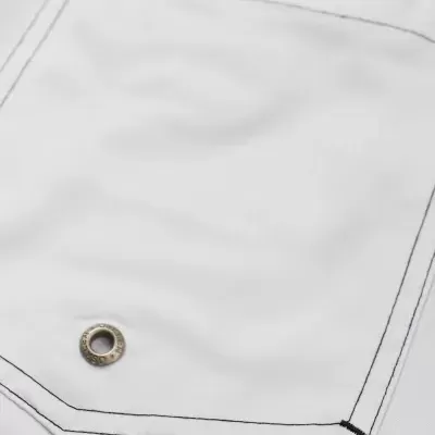 peça de roupa branca com etiqueta OSKLEN e ilhó metálico