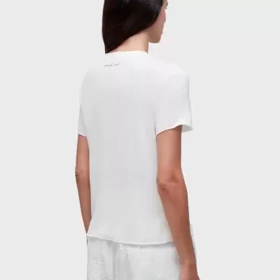 T-shirt branca de manga curta vista de costas com texto pequeno joyfule soul