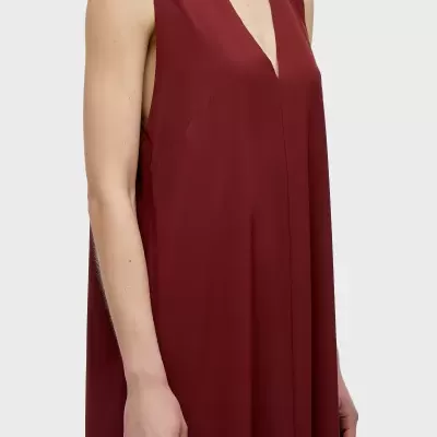 Vestido vinho sem mangas com decote em V