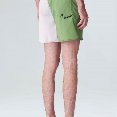Calções curtos verde e branco para homem com bolso traseiro e cintura preta