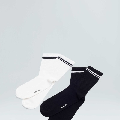 Dois pares de meias, um branco e outro preto, com riscas finas e texto COOKLEAH.
