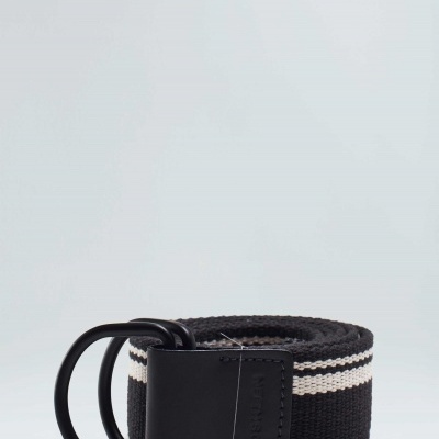 Cinto faixa preto com riscas brancas e fivela dupla preta