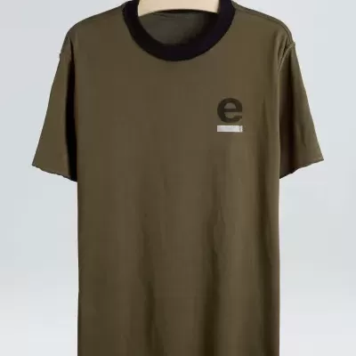 T-shirt verde-oliva de manga curta com gola preta pendurada num cabide OSKLEN