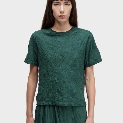 T-shirt verde escura com textura enrugada e peça inferior combinando.