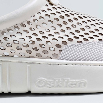 Sapato branco perfurado da marca Osklen