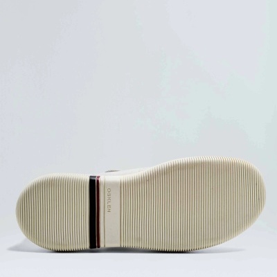 Sola de sapato branca com texto SQRLEN