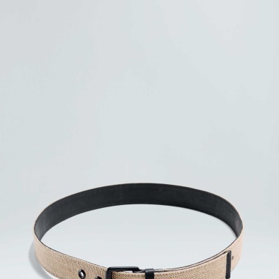 Cinto bege com fivela preta sobre fundo cinzento claro