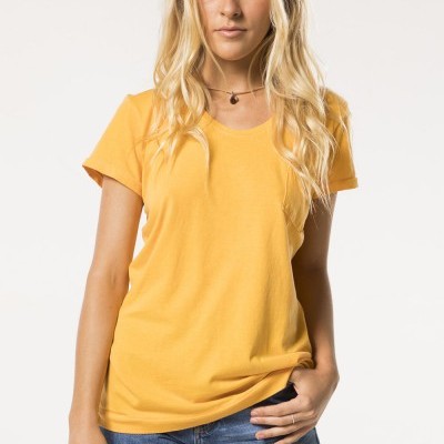 Mulher com camisola amarela de manga curta e calções de ganga azul