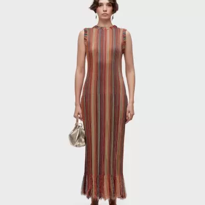 Vestido de malha riscado com franjas, sapatos castanhos e mala dourada