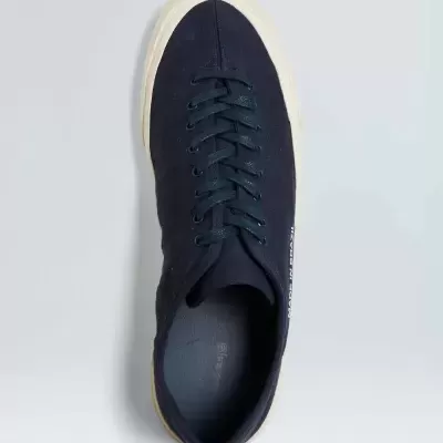 Ténis unissexo azul escuro com sola creme visto de cima