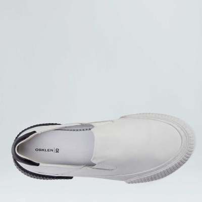 Ténis slip-on branco com sola branca e detalhes pretos na parte de trás