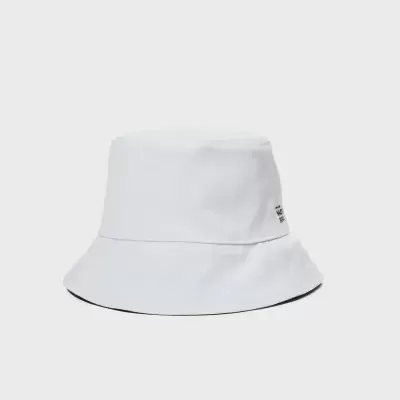 Chapéu branco tipo balde com logótipo preto na lateral