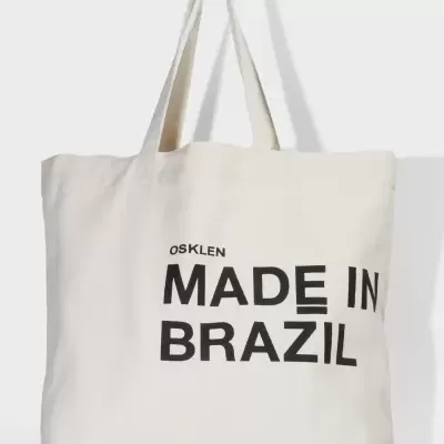 Saco de ombro branco com texto preto 'MADE IN BRAZIL'