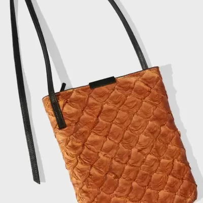 Bolsa castanha acolchoada com alças finas pretas