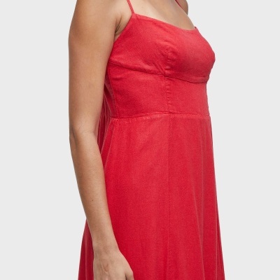 Vestido vermelho de alças finas com decote quadrado