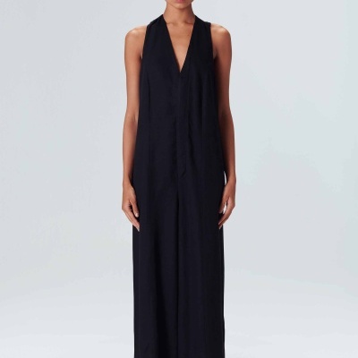 Vestido longo preto com decote em V e chapéu de palha bege