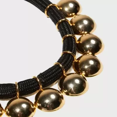 Pulseira preta com pingentes dourados redondos