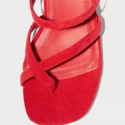 Sandália vermelha em camurça com tiras cruzadas