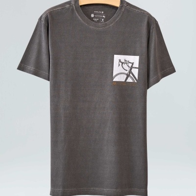 T-shirt cinzenta escura com estampa de bicicleta pendurada num cabide de madeira