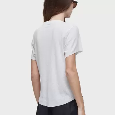 Pessoa vista de costas a usar uma t-shirt branca de manga curta e calção preto