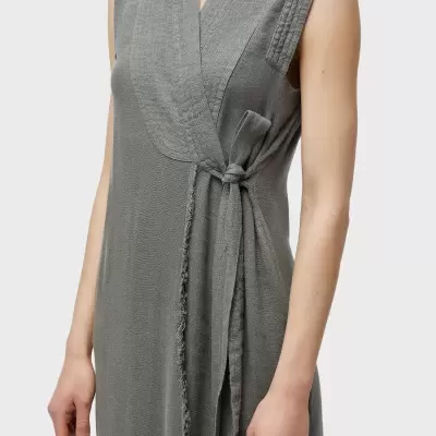 Vestido cinzento sem mangas com laço lateral e gola em V