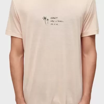 T-shirt bege claro com desenho de palmeiras e texto na frente