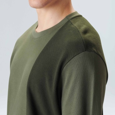 T-shirt masculina verde de manga curta com duas tonalidades de verde